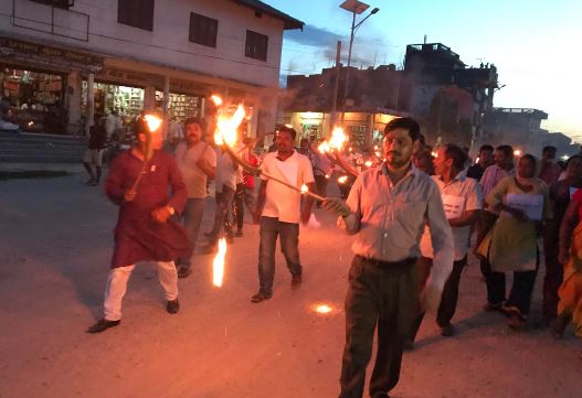 मृतकलाई सहिद घोषणको माग गर्दै , स्थानीयले मशाल जुलुस सहित प्रदर्शन : गोलिकाण्ड सर्लाही