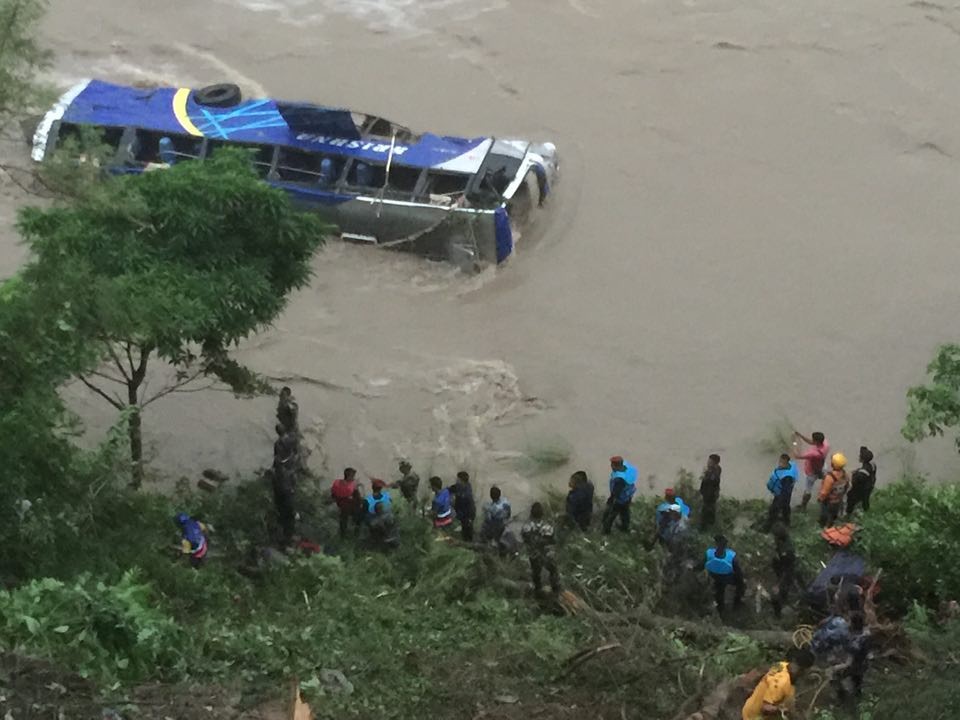 त्रिशूली नदिमा बस खस्दा ९ जनाको मृत्यु