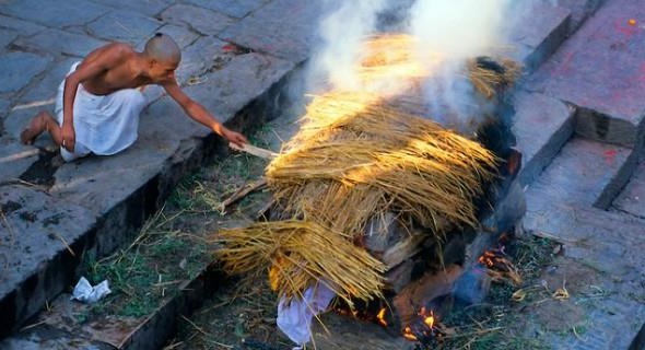 जलाउँदै गरेको शव प्रहरीले किन लियो नियन्त्रणमा ?