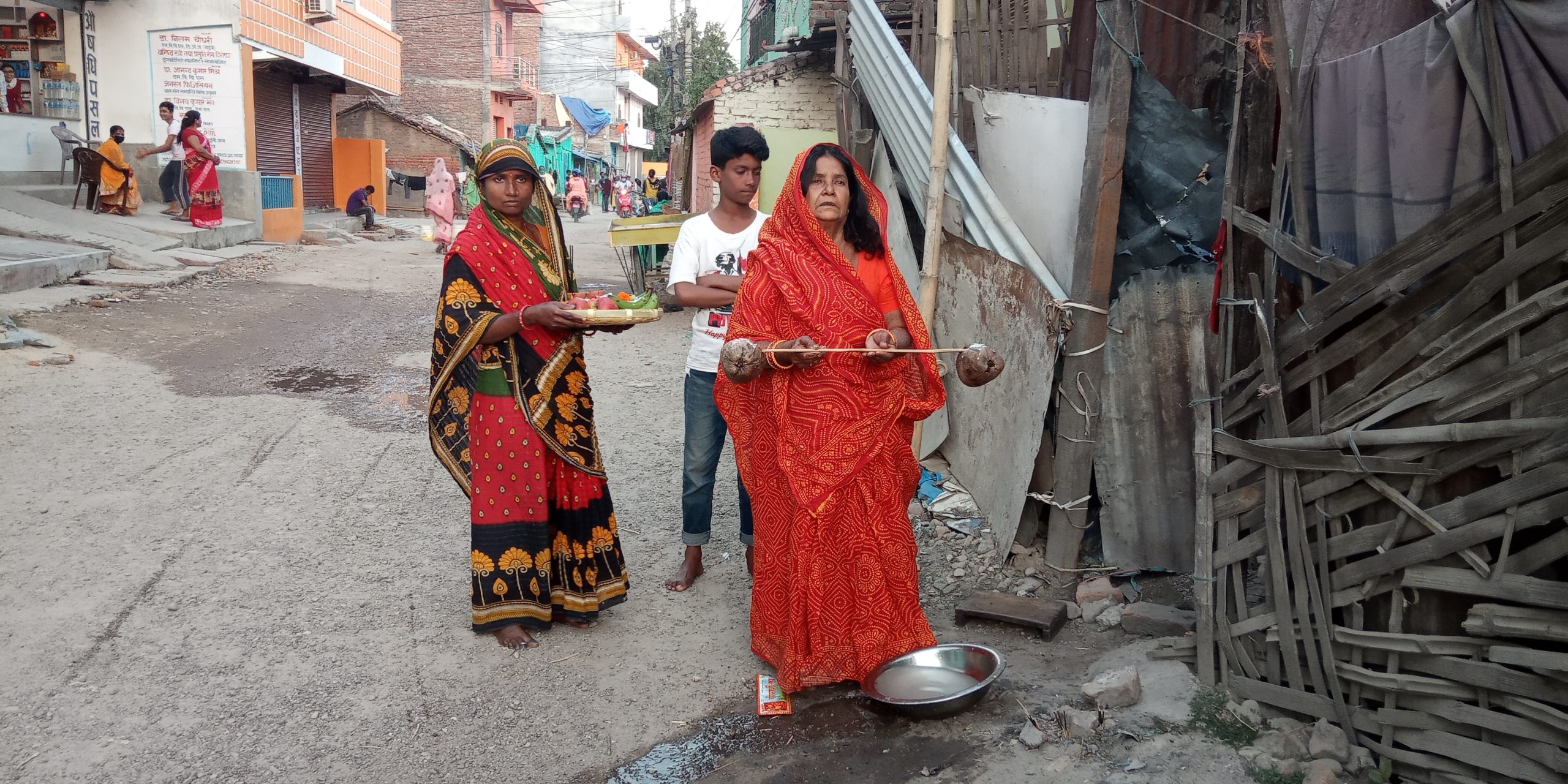 लकडाउनको प्रभाव ः चैती छठ अन्तर्गत आँगनमै दिइयो अस्ताउँदो सूर्यलाई अर्घ