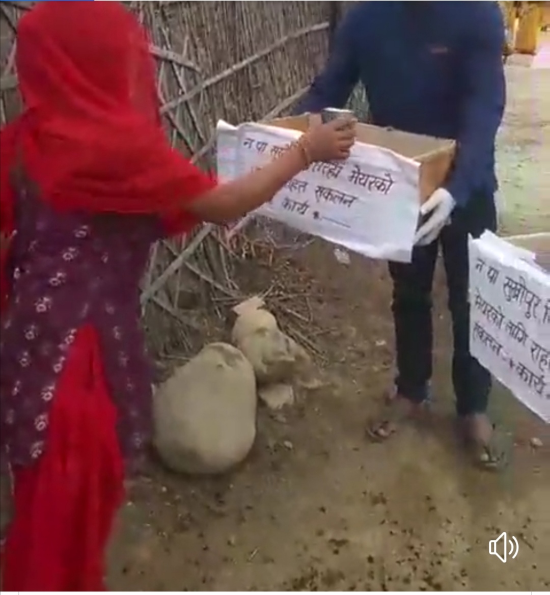 विपन्नद्वारा सुखिपुरको मेयरलाई राहत स्वरुप ‘मुठ्ठी -मुठ्ठी’ चामल