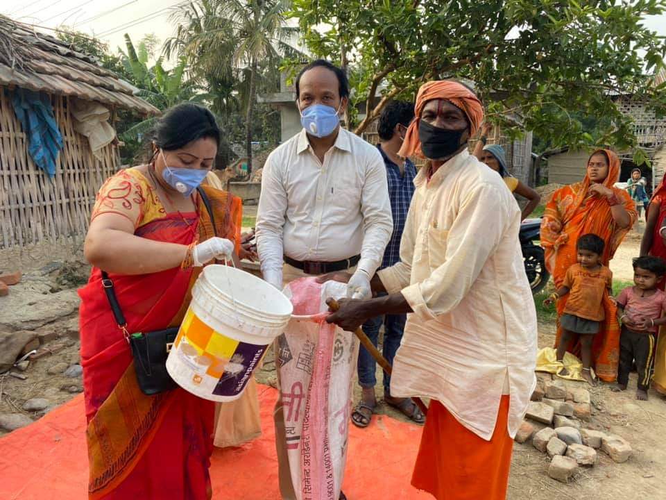 स.म जोडीले २ हजार भन्दा बढी विपन्नलाई दिए अन्नदान