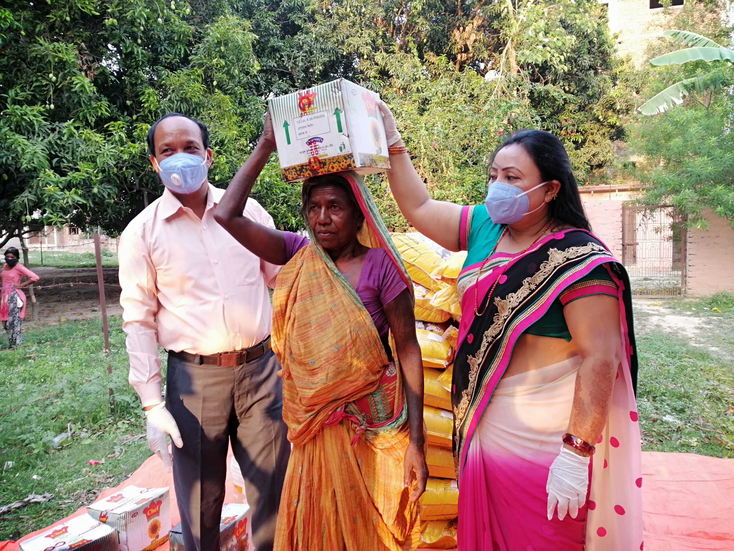 झुपडी सम्मको यात्रामा निरन्तर यी जोडी, निजि खर्चमा संबेदनाको मलहम लगाउदै