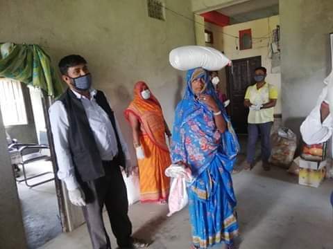 दलित , गरीब तथा विपन्न १ सय ५० घर परिवारलाई राहत सामग्री  वितरण