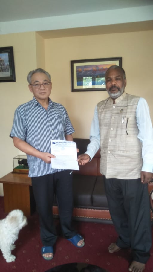 शम्भु सदा हत्याको उच्च स्तरीय छानबिन समिति बनाउन माग गर्दै गृहिमन्त्री थापालाई ज्ञपनपत्र बुझाउदै