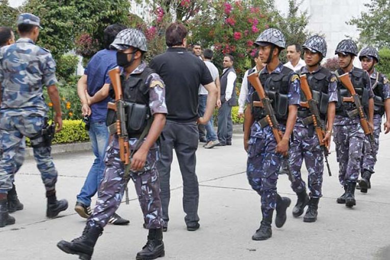 कोरोना नियन्त्रण गर्न एक लाख सुरक्षाकर्मी मैदानमा