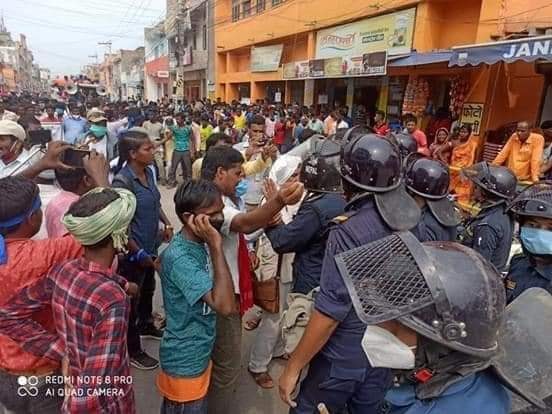 न्यायको माग गर्दै प्रदर्शनमा उत्रिएका दलित समुदायमाथि प्रहरीद्वारा बल प्रयोग