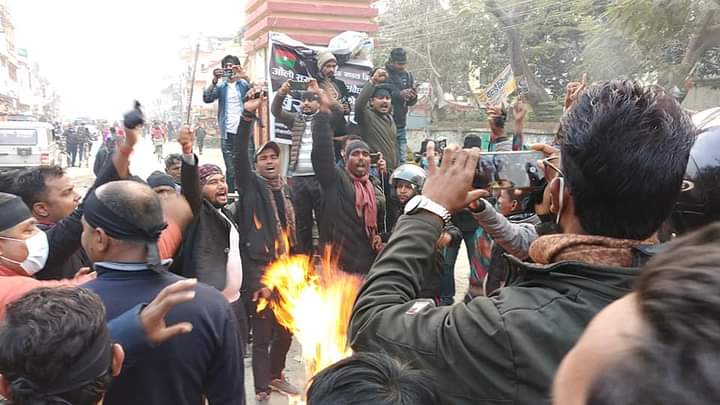 सप्तरीमा आफ्नै पार्टीका कार्यकर्ताले जलाए प्रधानमन्त्री ओलीको पुत्ला