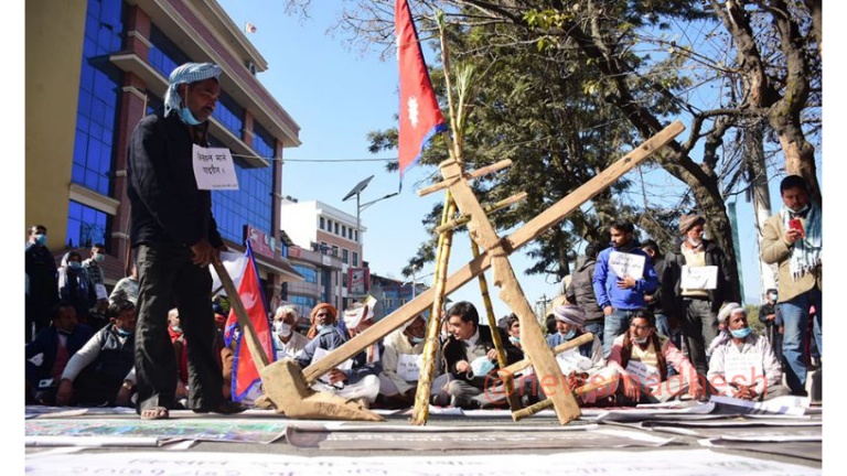 उखु किसानहरुको आन्दोलन जारी, आज हलो र जुवासहित प्रदर्शन