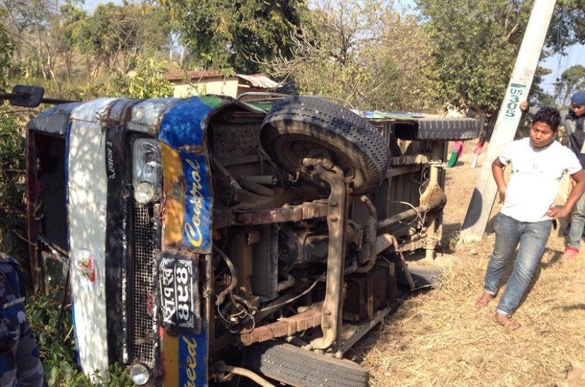 सर्लाहीमा यात्रु बस पल्टियो, दुईजनाको मृत्यु, १९ घाइते