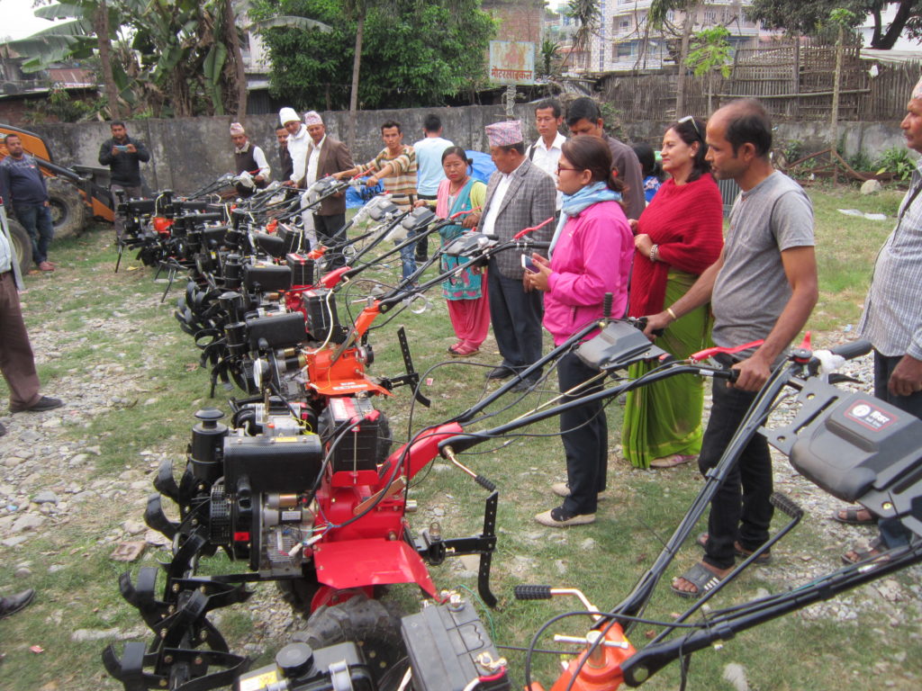 कृषि ज्ञान केन्द्र कैलालीद्वारा कृषक समूहलाई पावर टिलर हस्तान्तरण