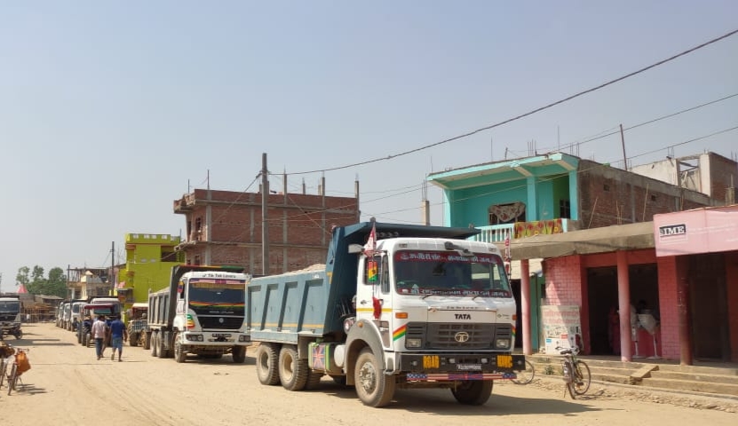 रौतहटको बिजयपुर बजारमा टिपर आतंक ब्यापारी आन्दोलित