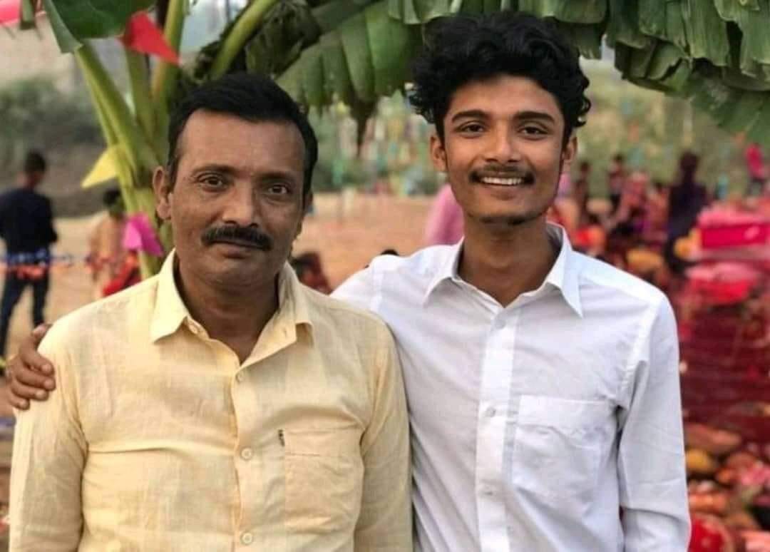 बुबा गुमाएका कमेडियन आदर्शको प्रधानमन्त्री प्रति आक्रोश : मलाई काम गर्न दिएनन् भन्छौ ? लाज लाग्दैन ?