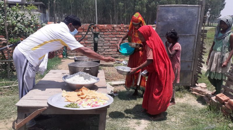 निषेधाज्ञाबाट प्रभावितलाई वडाध्यक्ष जानकीरामले निःशुल्क खाना खुवाउदै