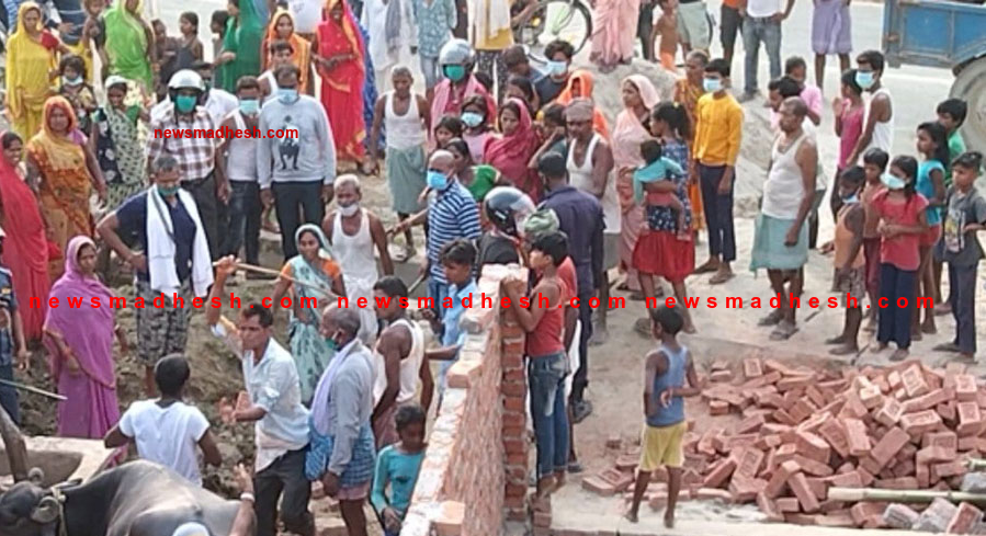 कोरोनालाई मजाक ठान्दै : गाउँकै भिड जम्मा गरेर मेयरले भत्काए घर