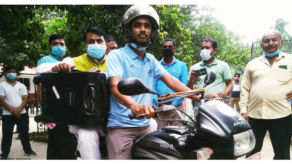 मन्त्री पदबाट बर्खास्त गरेपछि यसरी क्‍वार्टरबाट मोटरसाइकलमा निस्के जितेन्द्र सोनल