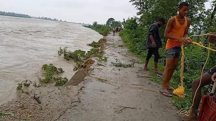 बाढीले कमला नदीको बाँध धमाधम कटान हुँदै,एक दर्जन गाउँहरु जोखिममा