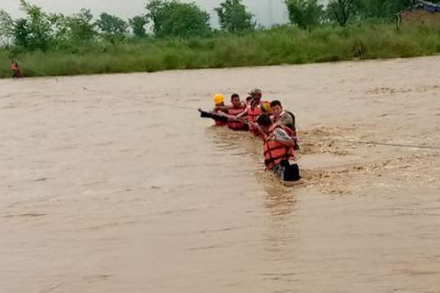 कमला नदीको टापुमा फसेका तीनको उद्धार