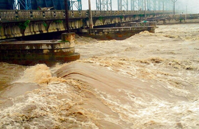 कोसी ब्यारेजका ४२ ढोका खोलियो,खतराको संकेत