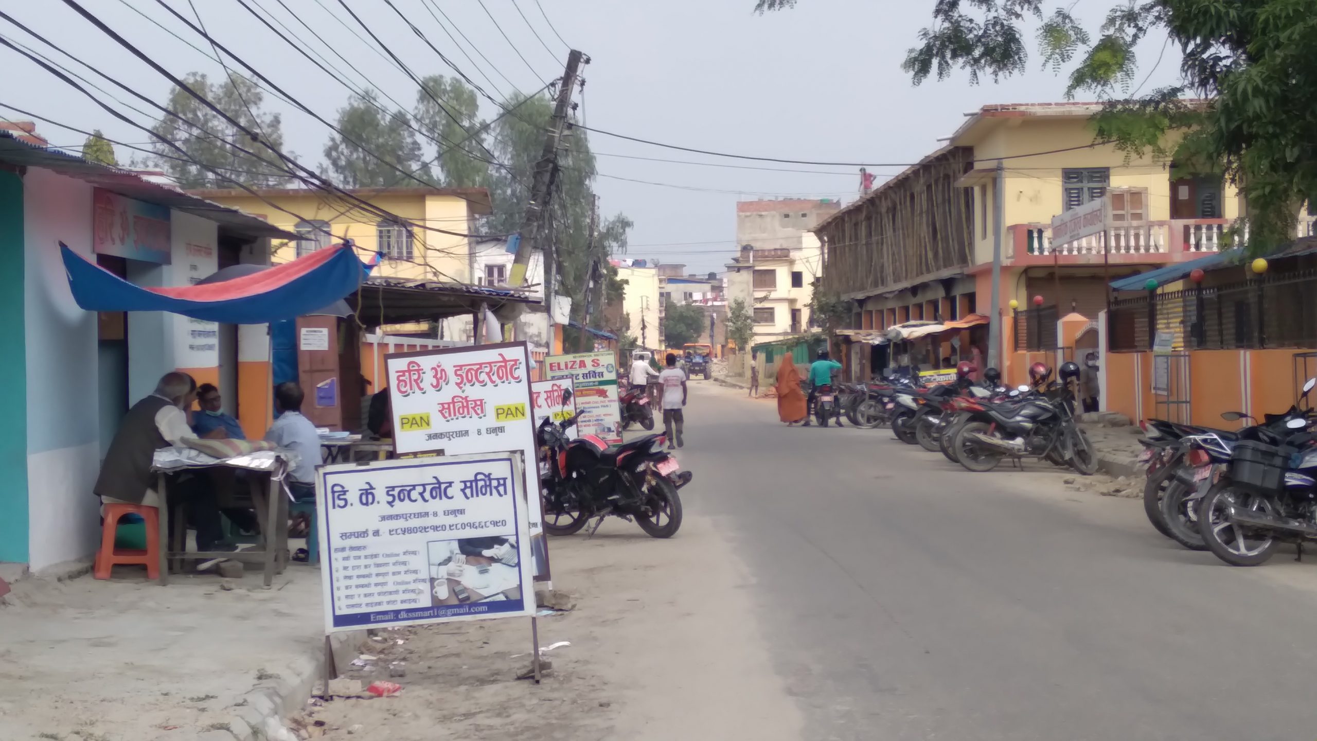 राजश्व कार्यालय अगाडि नै सेवाग्राही ठगीदै