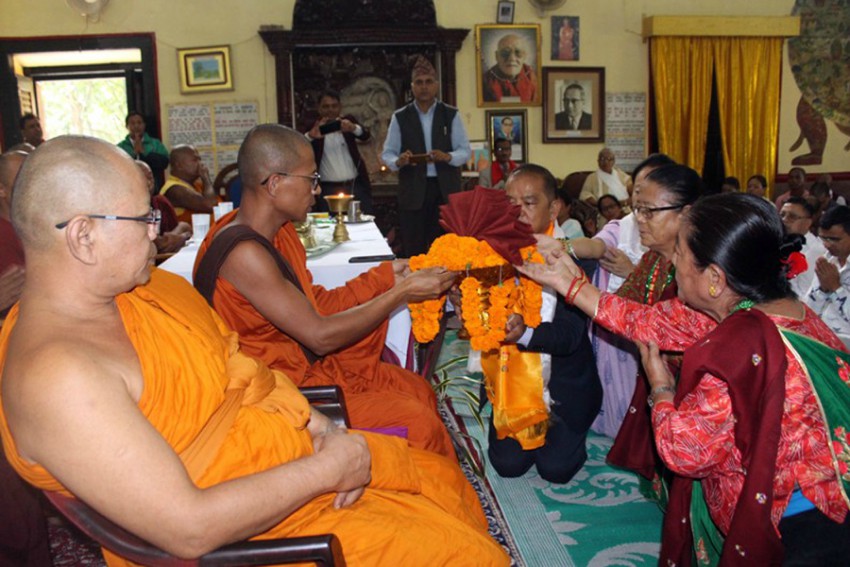 लुम्बिनीमा कठिन चिवर दान