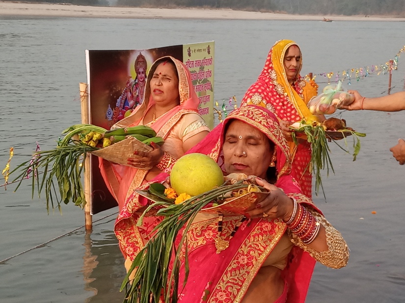 उदाउँदो सूर्यलाई अघ्र्य दिएसँगै छठ पर्व सम्पन्न