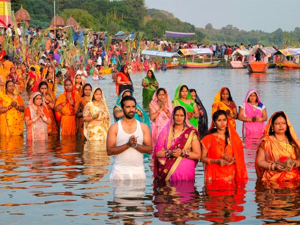 सूर्यदेवको पूजा आराधना गरी मनाइँदै छठ