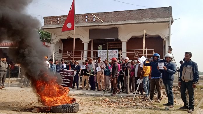 किसानहरुले लगाए गाउँपालिकामा कार्यलयमा ताला