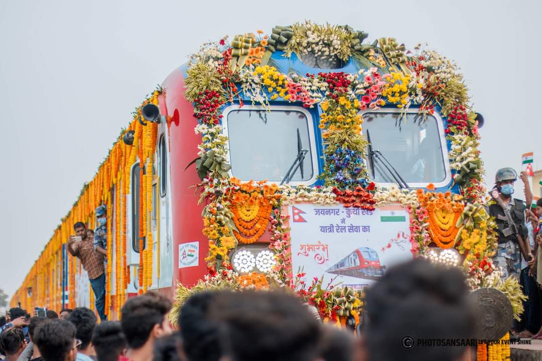 प्रधानमन्त्री देउवा र मोदीले हरियो झण्डा देखाएर रेलको उद्घाटन गरेपछि जनकपुरधाममा खुशियाली (फोटो फिचर)