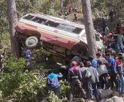 नेपालगञ्ज आउँदै गरेको बस दैलेखमा दुर्घटना