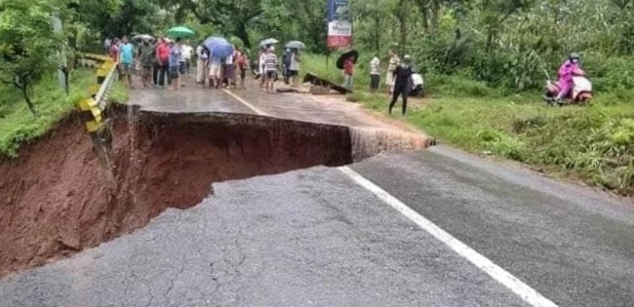 सडक भाँसिदा पृथ्वी राजमार्गमा यातायात अवरुद्ध