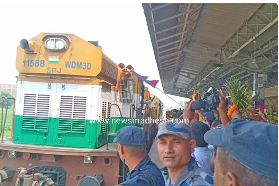 जनकपुरधाम आइपुग्यो : धार्मिक पर्यटक बोकेको भारतीय रेल