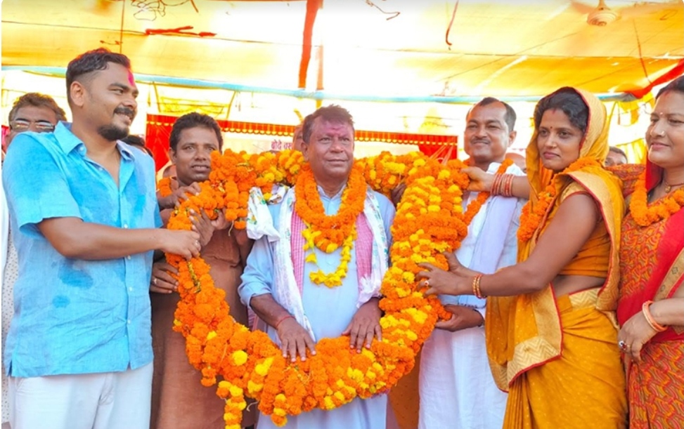 सप्तरीमा कृषिमन्त्री सिंहलाई १०१ किलोको मालाले स्वागत