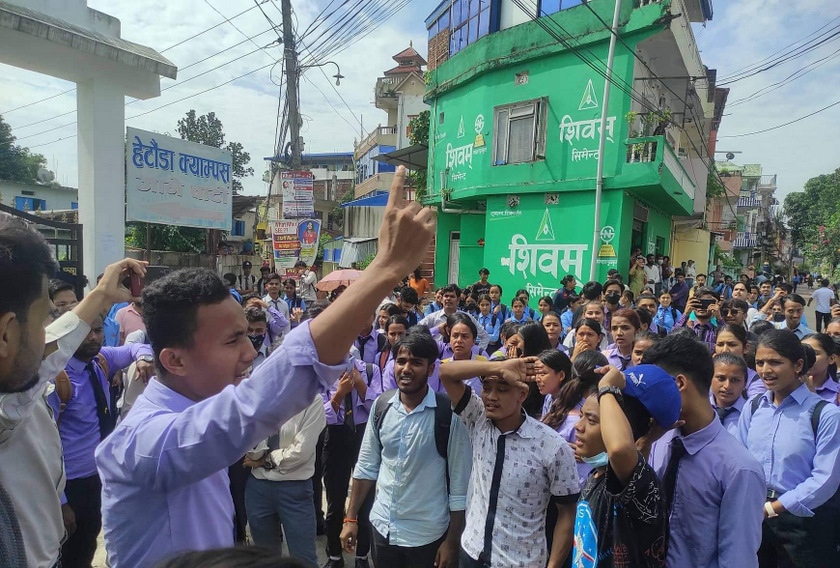 छात्रामाथि दुर्व्यवहार गरेको भन्दै क्याम्पसमा विद्यार्थीले गरे तोडफोड