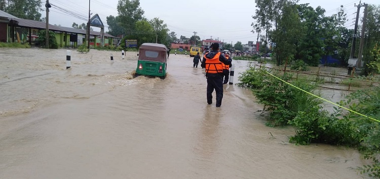 नाला सडक माथिबाट बग्न थालेपछि सडक खण्ड अवरुद्ध