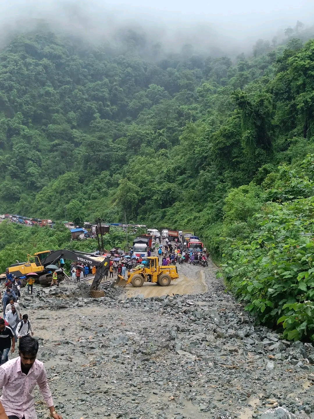 नारायणगढ–मुग्लिन सडकमा पुनः पहिरो खस्दा बाटो अवरुद्ध
