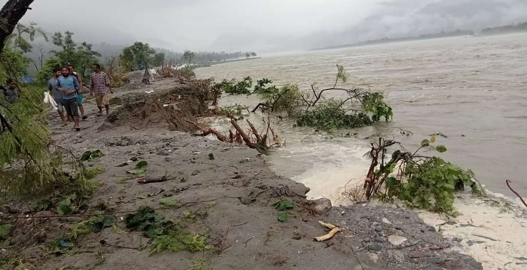 सप्तकोसीमा पानीको बहाव उच्च, बाढी बस्तीतर्फ लगेपछि बस्तीमा खतरा