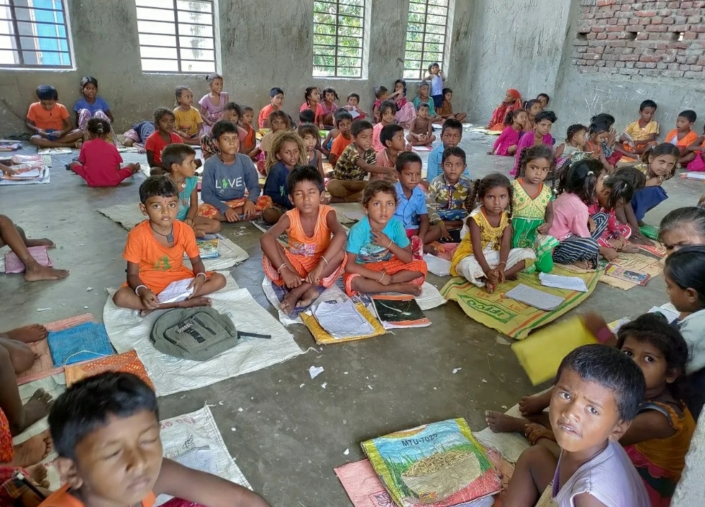 टेढाकट्टी विद्यालयको उचित व्यवस्थापन नहुँदा बालबालिका भुइँमा पढ्न बाध्य