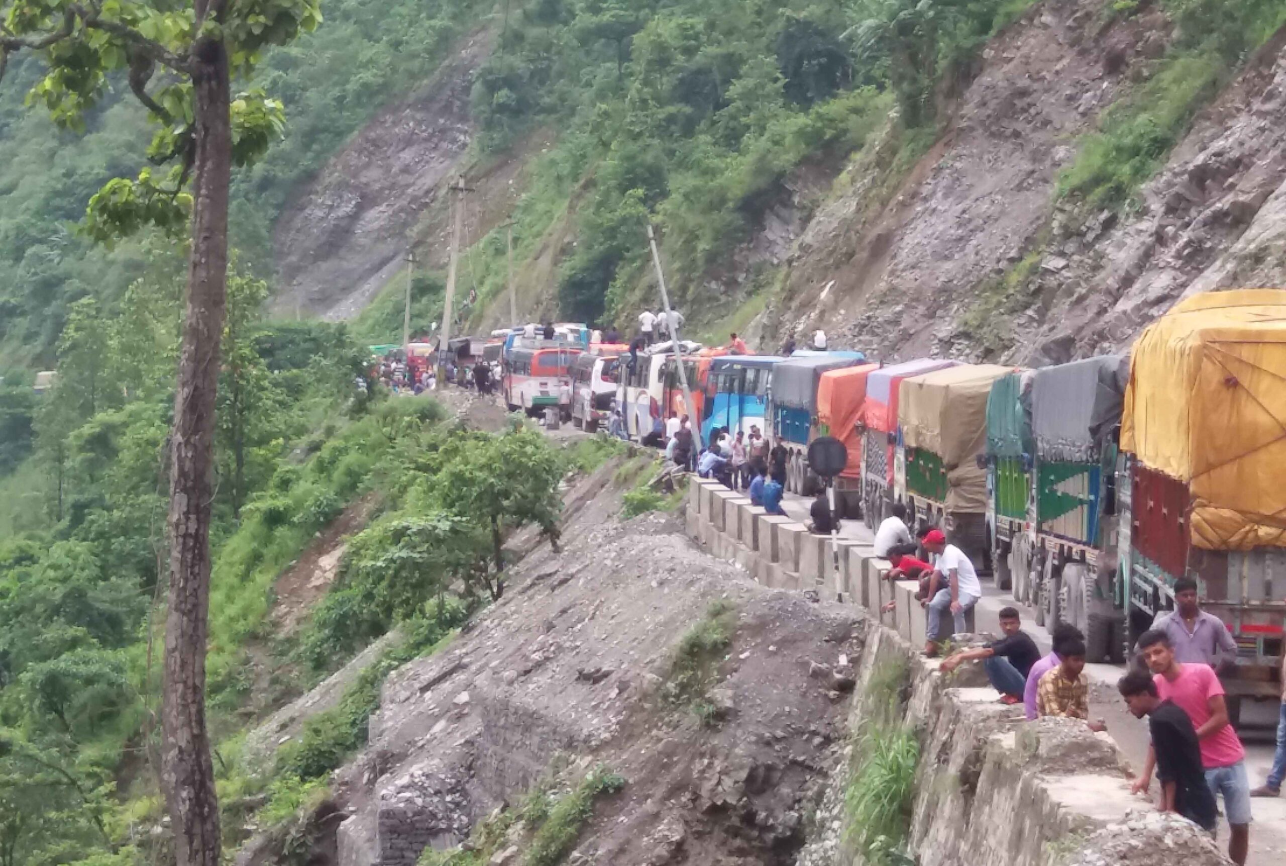 पुनः नारायणगढ-मुग्लिन सडक अवरुद्घ हुँदा हजारौं सवारी र यात्रु अलपत्र