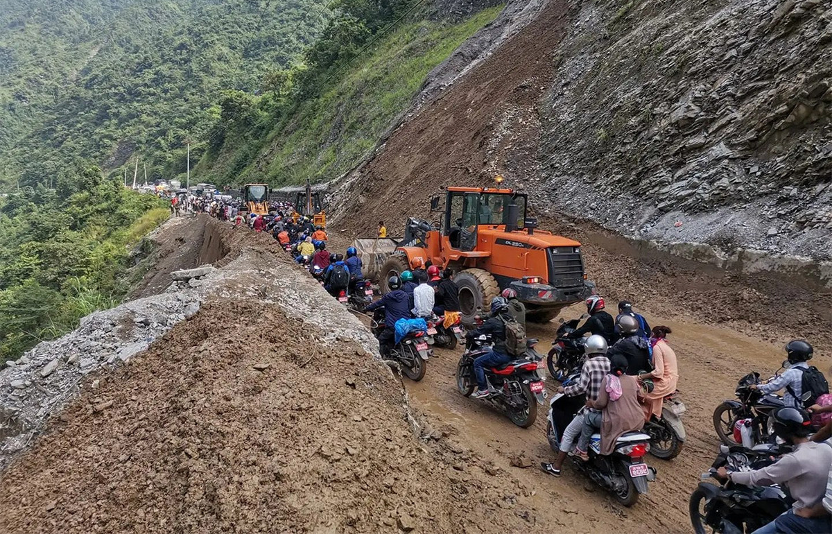 अवरुद्ध नारायणगढ–मुग्लिन सडक दुईतर्फी सञ्चालन