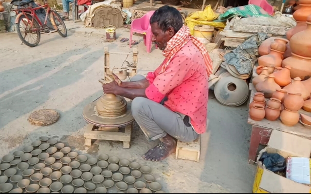 माटोका भाँडा बनाउन कुमालेलाई भ्याईनभ्याई