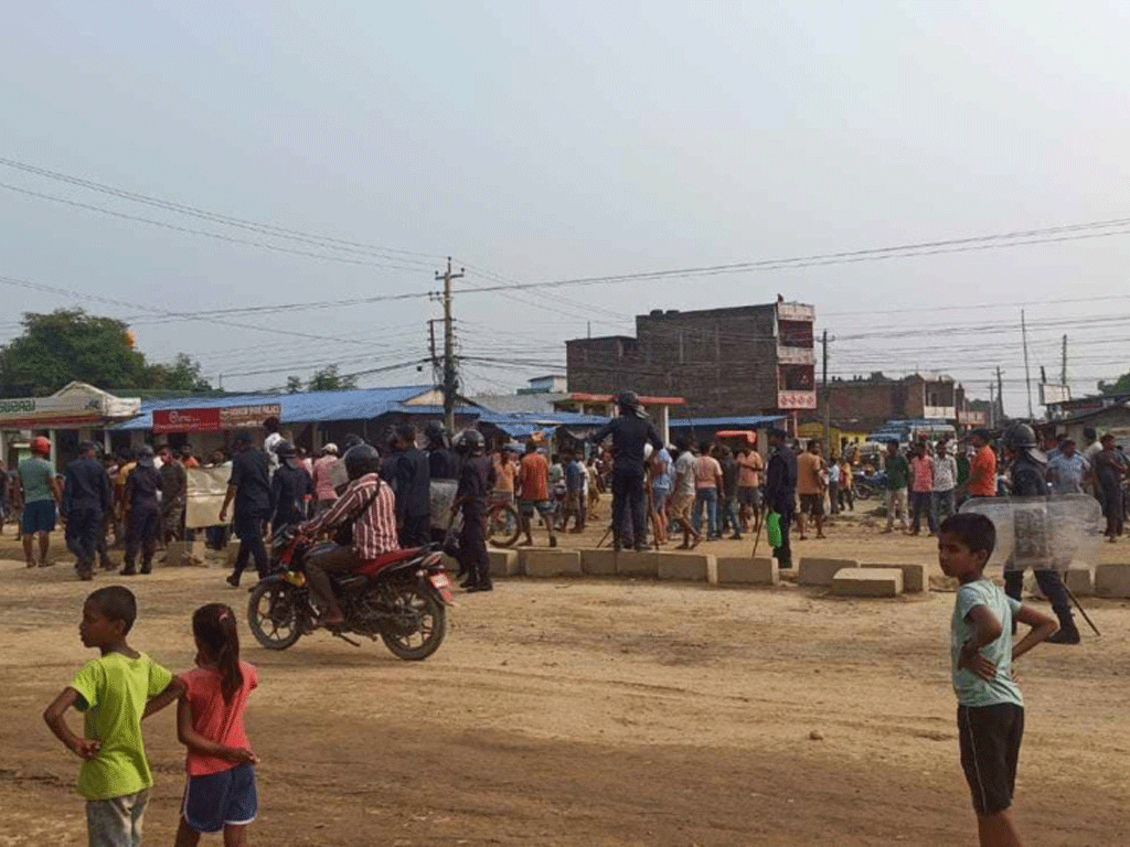 सिरहामा राजश्व अनुसन्धानका कर्मचारीमाथी ढुंगामुढा