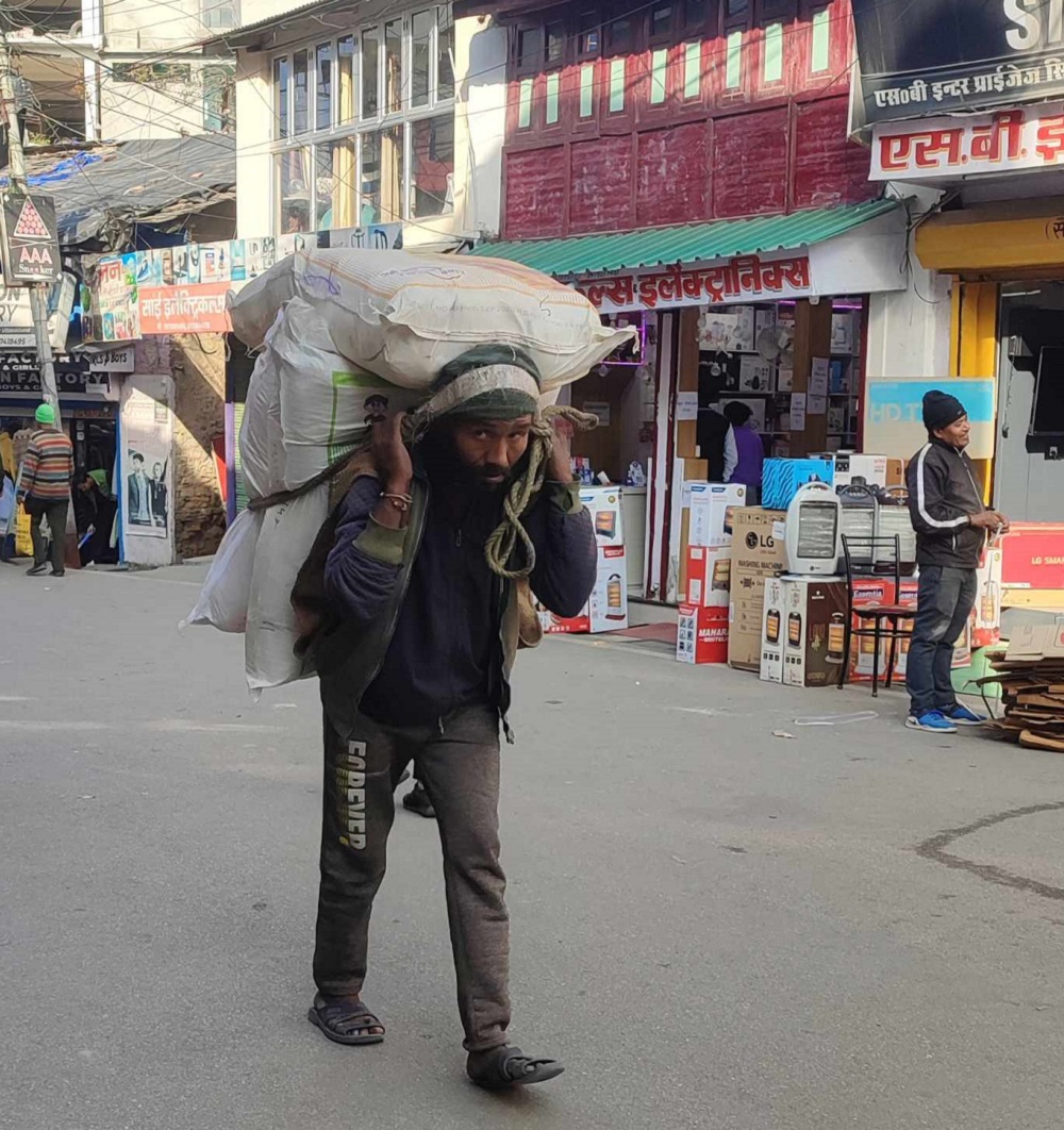 घरदेशका परिवार पाल्न परदेशमा भारी बोक्दै नेपाली