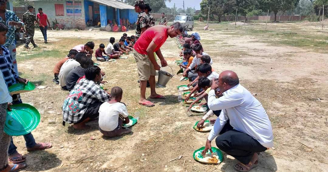 मटिहानीका आठ सयभन्दा बढी आगलागीपीडितलाई दैनिक खाना खुवाइँदै